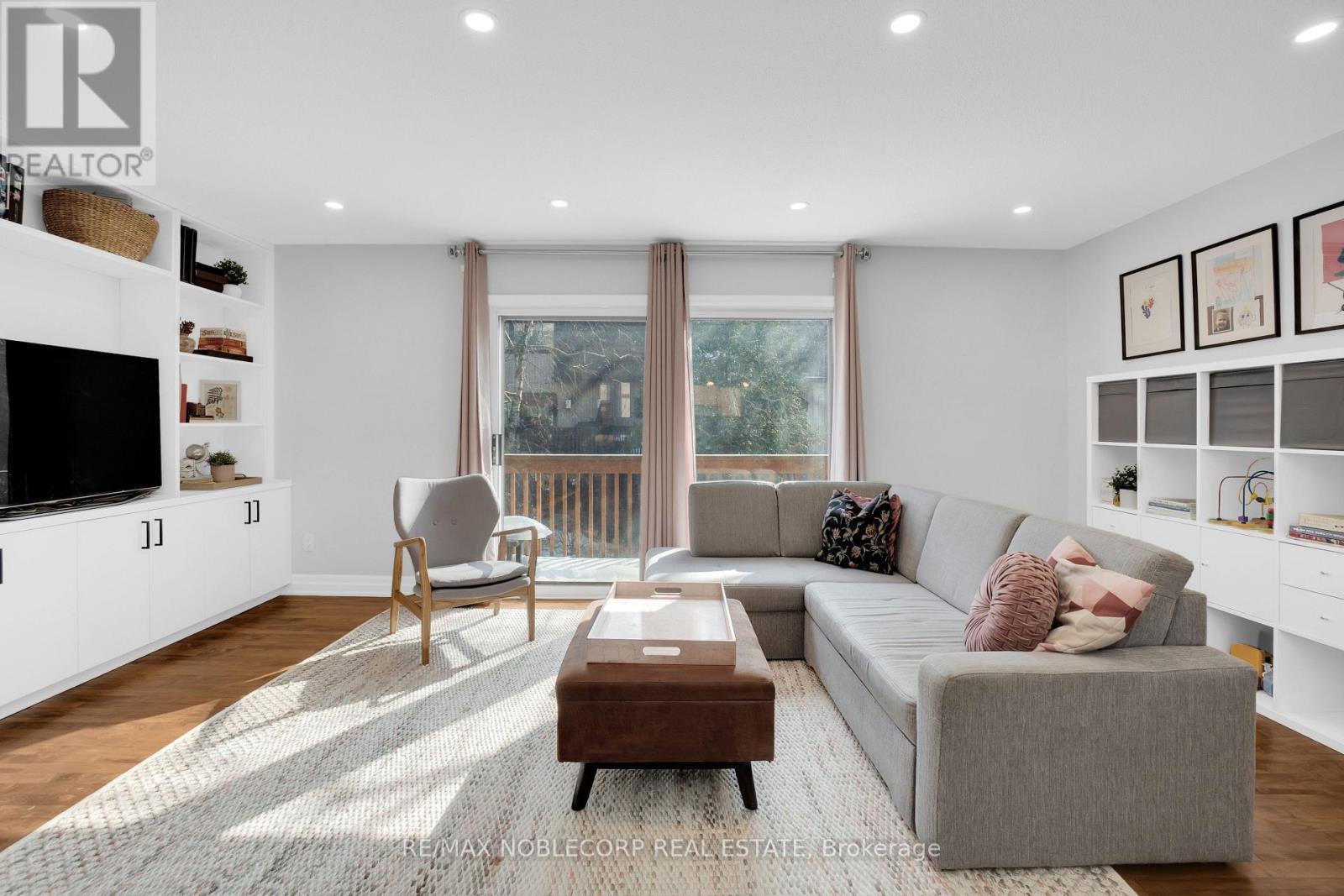 52 - 1080 Walden Circle, Mississauga, ON - Indoor Photo Showing Living Room