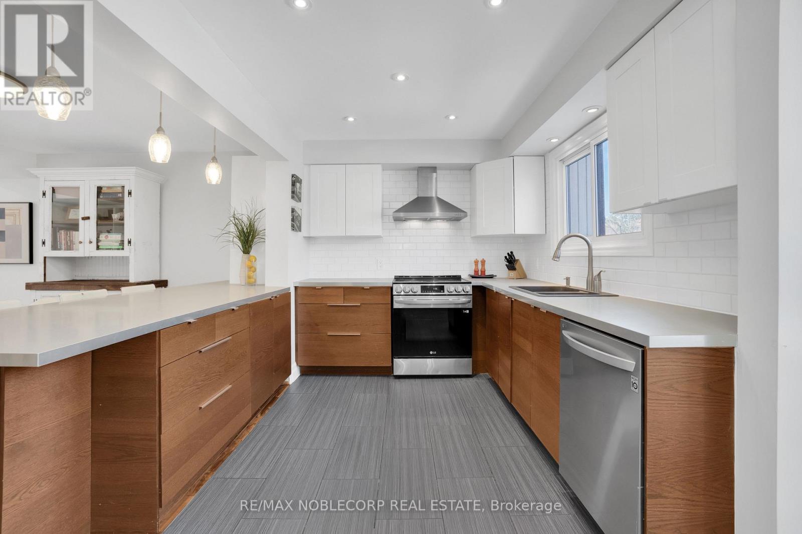 52 - 1080 Walden Circle, Mississauga, ON - Indoor Photo Showing Kitchen With Upgraded Kitchen