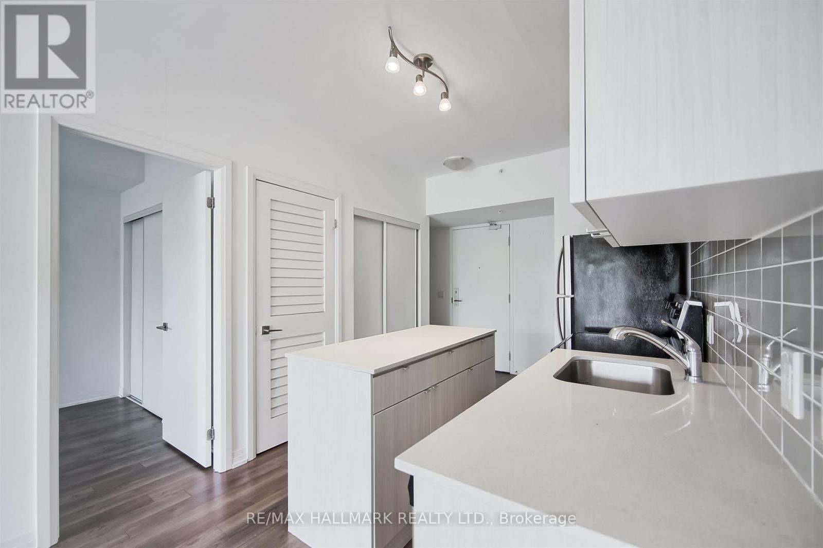 208 - 408 Browns Line, Toronto, ON - Indoor Photo Showing Kitchen