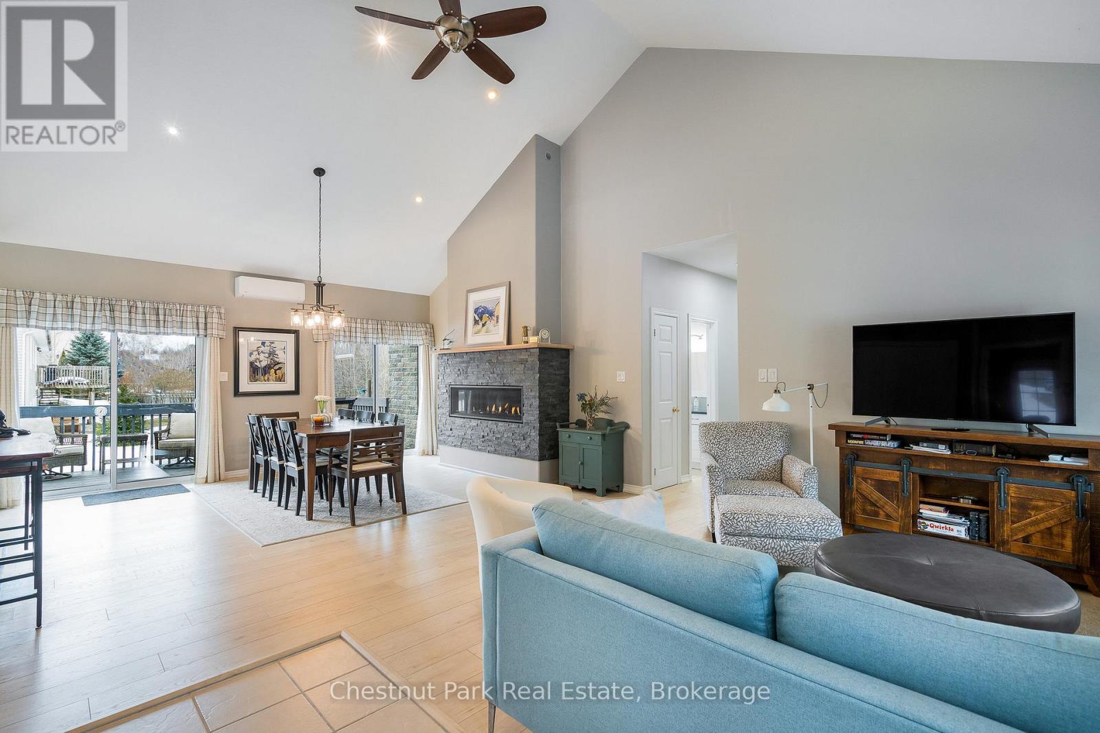 28 Boyd Crescent, Oro-Medonte (Moonstone), ON - Indoor Photo Showing Living Room With Fireplace