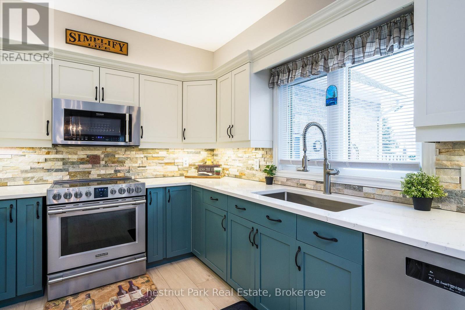 28 Boyd Crescent, Oro-Medonte (Moonstone), ON - Indoor Photo Showing Kitchen With Upgraded Kitchen