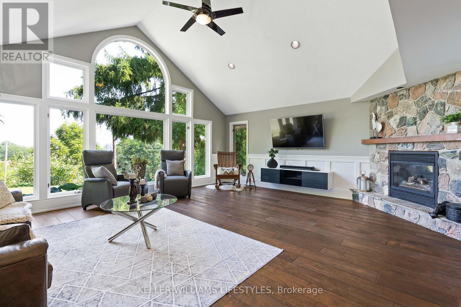 515 Jarvis Street, London South (South C), ON - Indoor Photo Showing Living Room With Fireplace