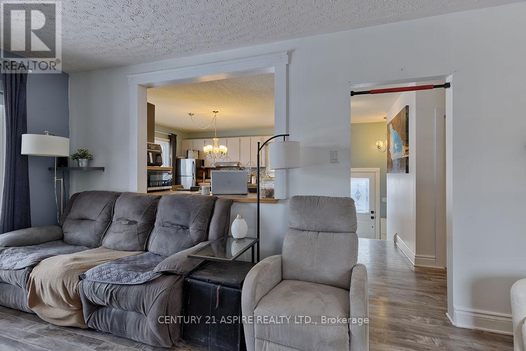 368 Bell Street, Pembroke, ON - Indoor Photo Showing Living Room