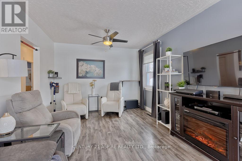 368 Bell Street, Pembroke, ON - Indoor Photo Showing Living Room