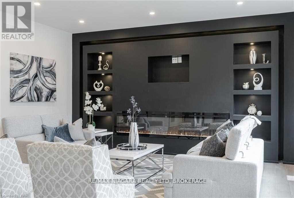 2782 Canadiana Court, Fort Erie (Black Creek), ON - Indoor Photo Showing Living Room