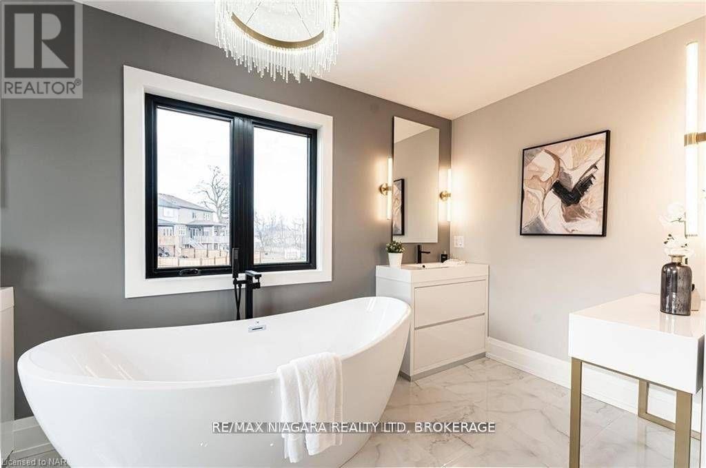 2782 Canadiana Court, Fort Erie (Black Creek), ON - Indoor Photo Showing Bathroom