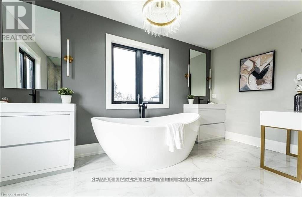 2782 Canadiana Court, Fort Erie (Black Creek), ON - Indoor Photo Showing Bathroom