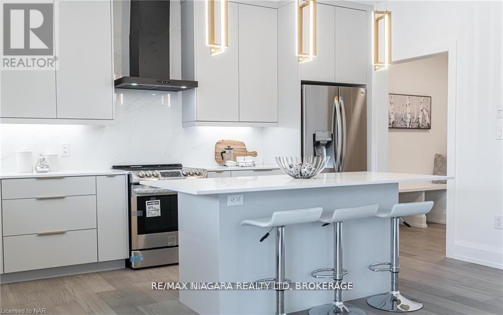 2782 Canadiana Court, Fort Erie (Black Creek), ON - Indoor Photo Showing Kitchen With Upgraded Kitchen