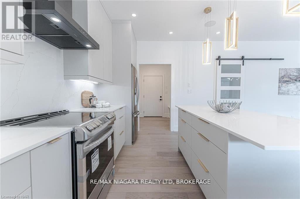 2782 Canadiana Court, Fort Erie (Black Creek), ON - Indoor Photo Showing Kitchen