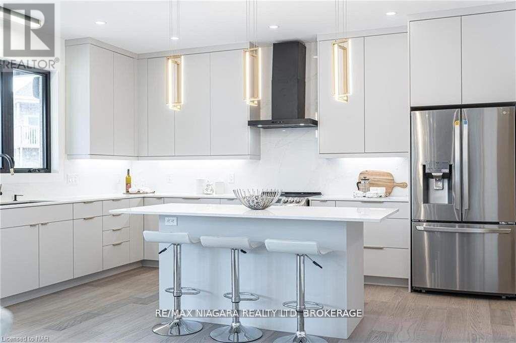 2782 Canadiana Court, Fort Erie (Black Creek), ON - Indoor Photo Showing Kitchen With Upgraded Kitchen