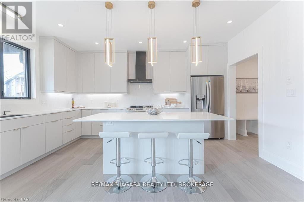 2782 Canadiana Court, Fort Erie (Black Creek), ON - Indoor Photo Showing Kitchen With Upgraded Kitchen