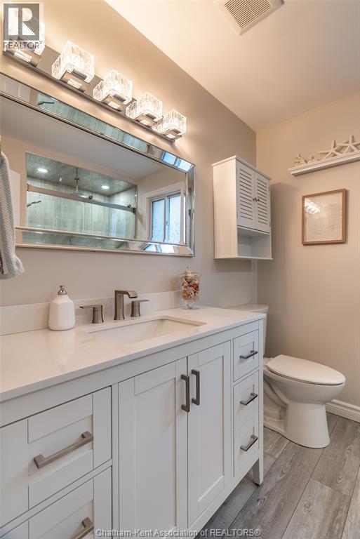 192 Woods Street, Chatham, ON - Indoor Photo Showing Bathroom