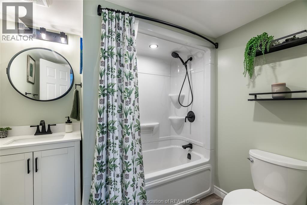 192 Woods Street, Chatham, ON - Indoor Photo Showing Bathroom