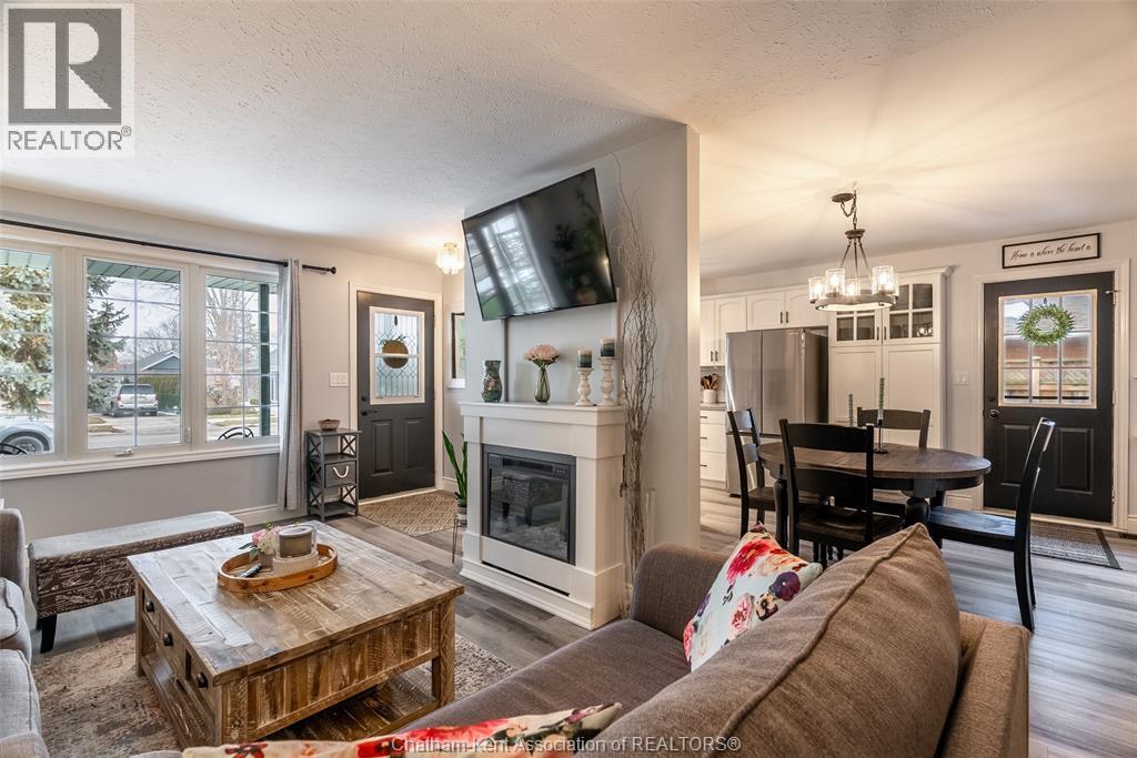 192 Woods Street, Chatham, ON - Indoor Photo Showing Living Room With Fireplace