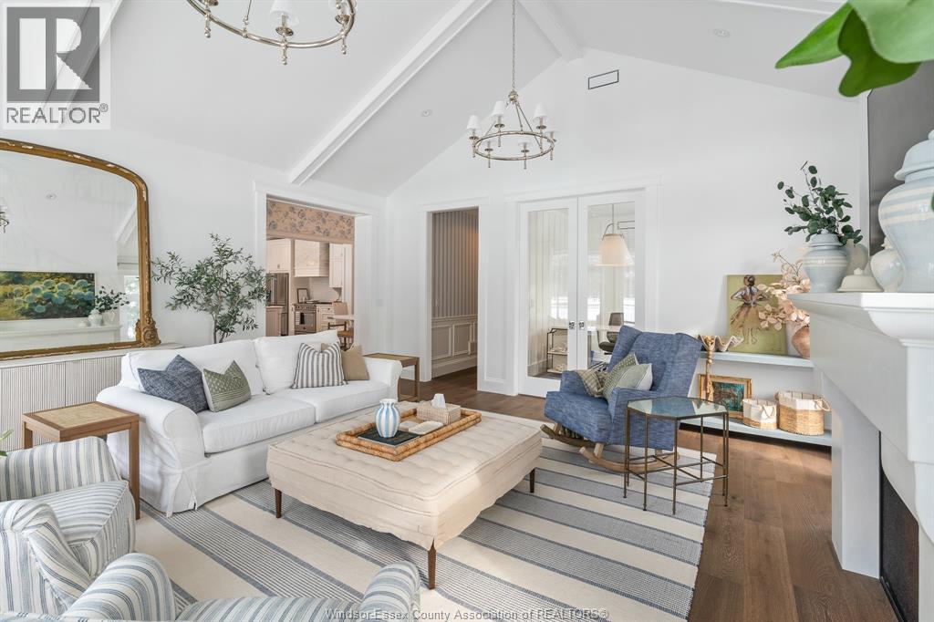 256 Pentilly Road, Tecumseh, ON - Indoor Photo Showing Living Room