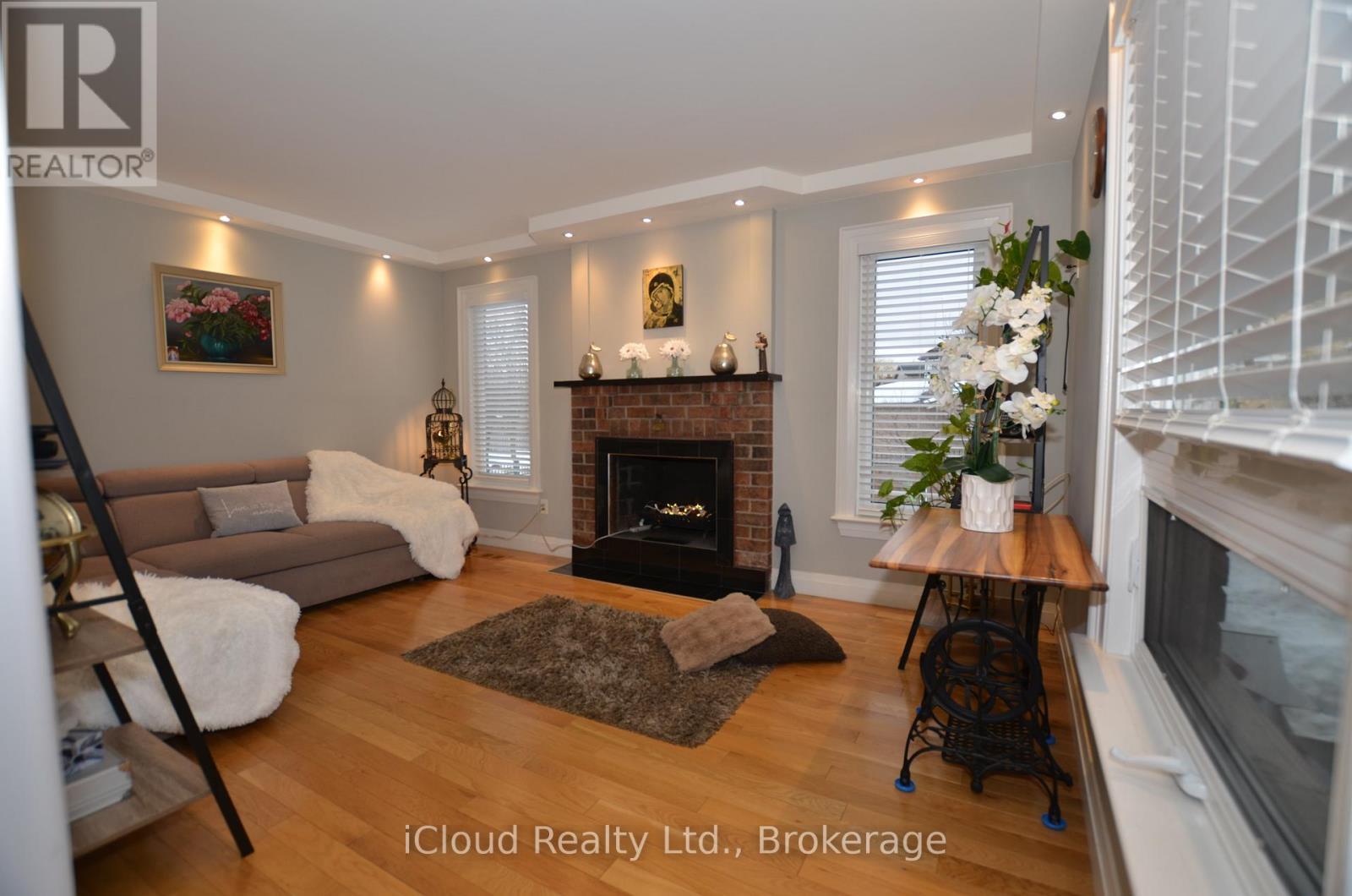 6539 Tripoli Terrace, Mississauga, ON - Indoor Photo Showing Living Room With Fireplace