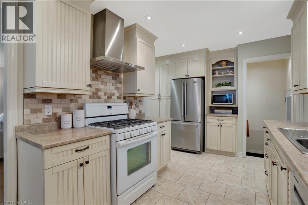 14 Hearth Crescent, Kitchener, ON - Indoor Photo Showing Kitchen