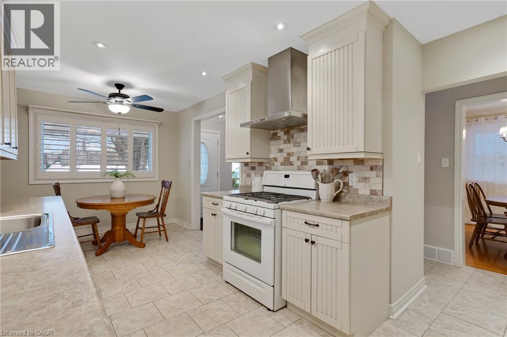 14 Hearth Crescent, Kitchener, ON - Indoor Photo Showing Kitchen