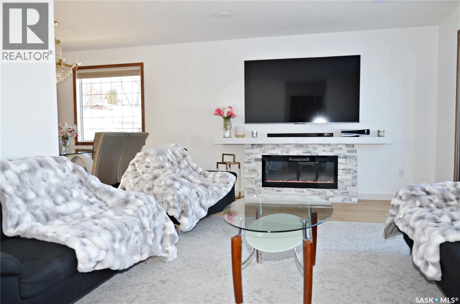 28 Malta Crescent, Saskatoon, SK - Indoor Photo Showing Living Room With Fireplace
