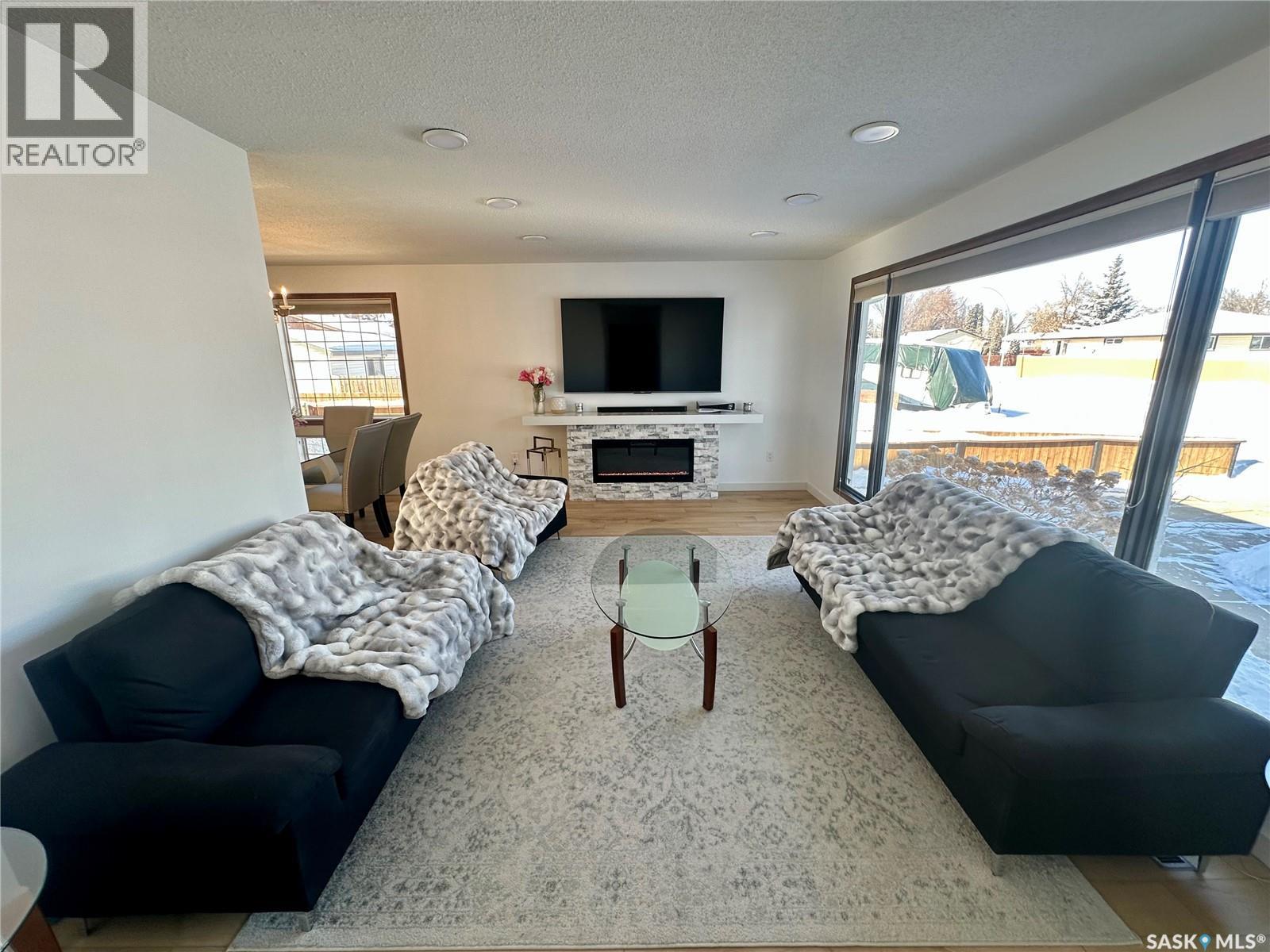 28 Malta Crescent, Saskatoon, SK - Indoor Photo Showing Living Room With Fireplace