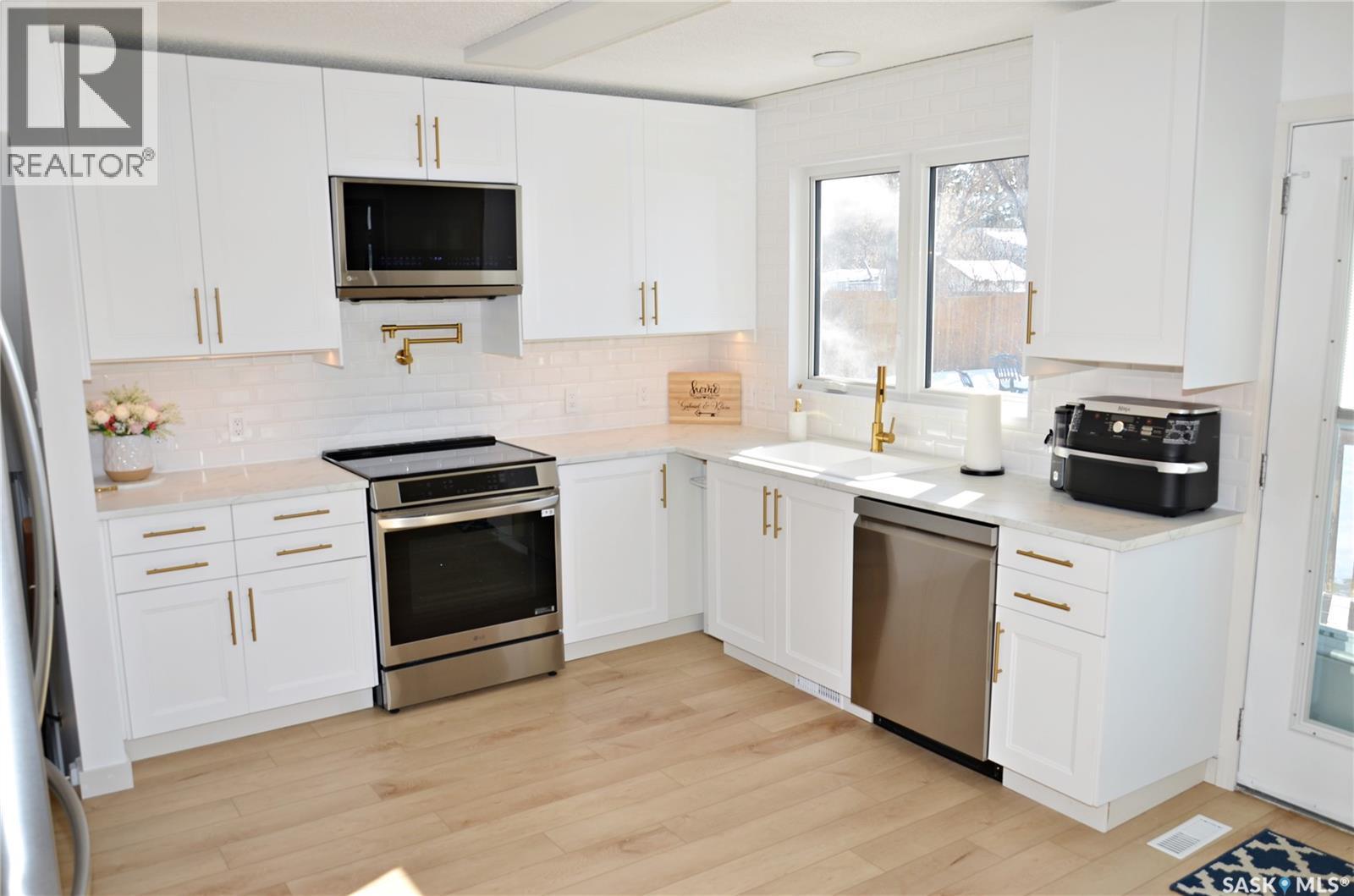 28 Malta Crescent, Saskatoon, SK - Indoor Photo Showing Kitchen With Upgraded Kitchen