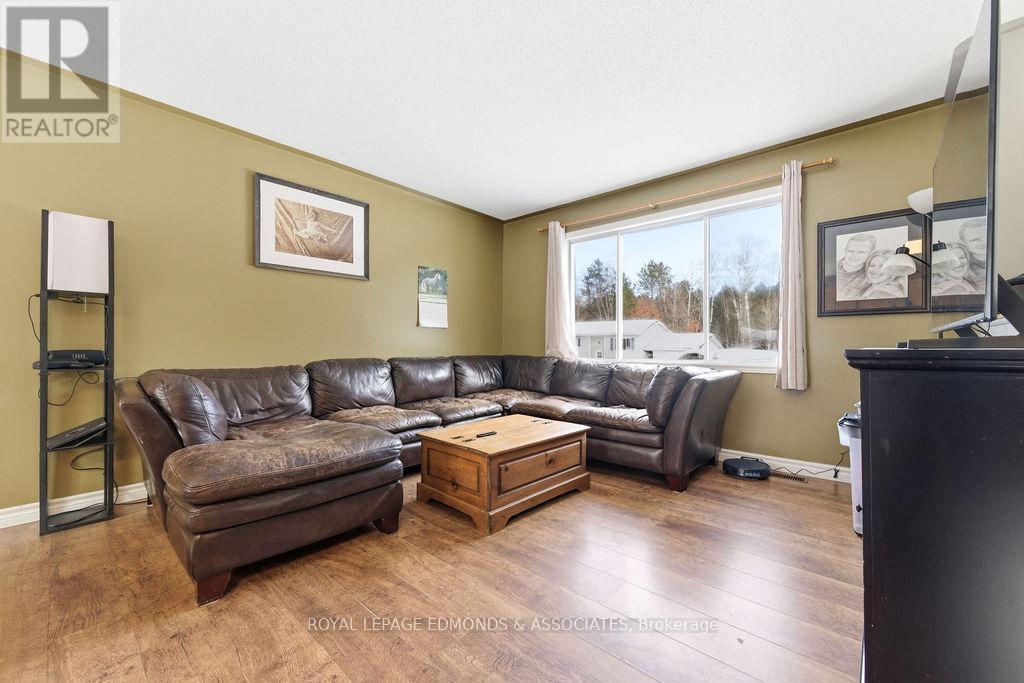 28 Bob Seguin Drive, Laurentian Hills, ON - Indoor Photo Showing Living Room