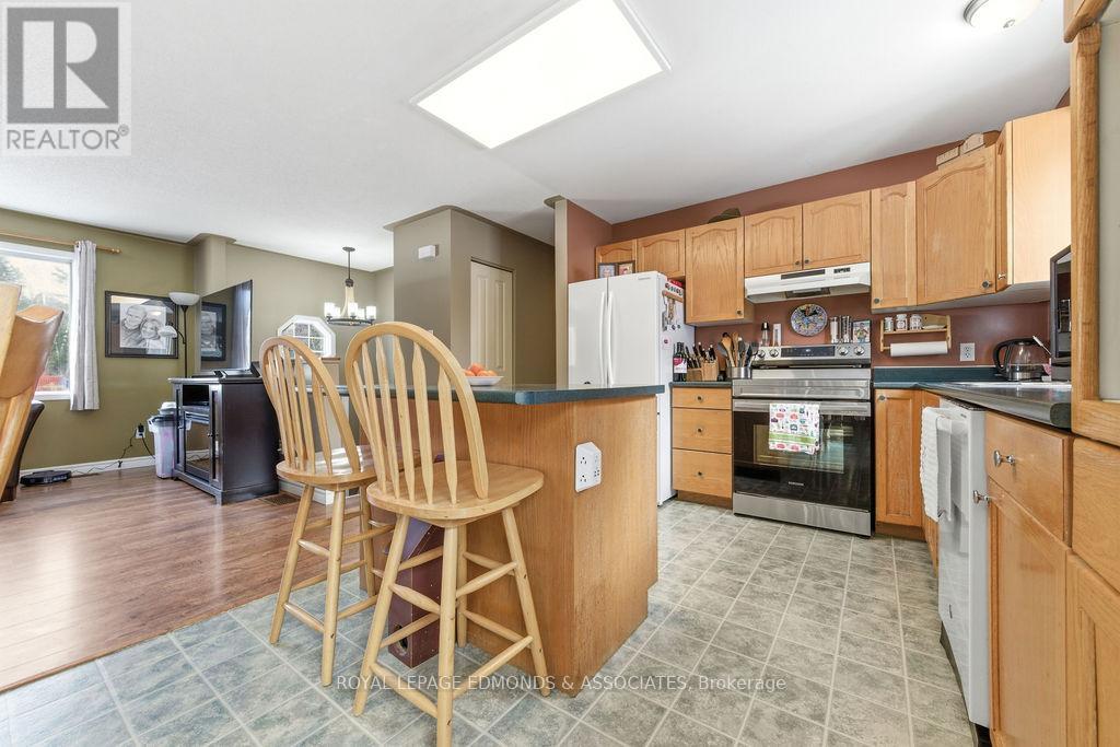 28 Bob Seguin Drive, Laurentian Hills, ON - Indoor Photo Showing Kitchen