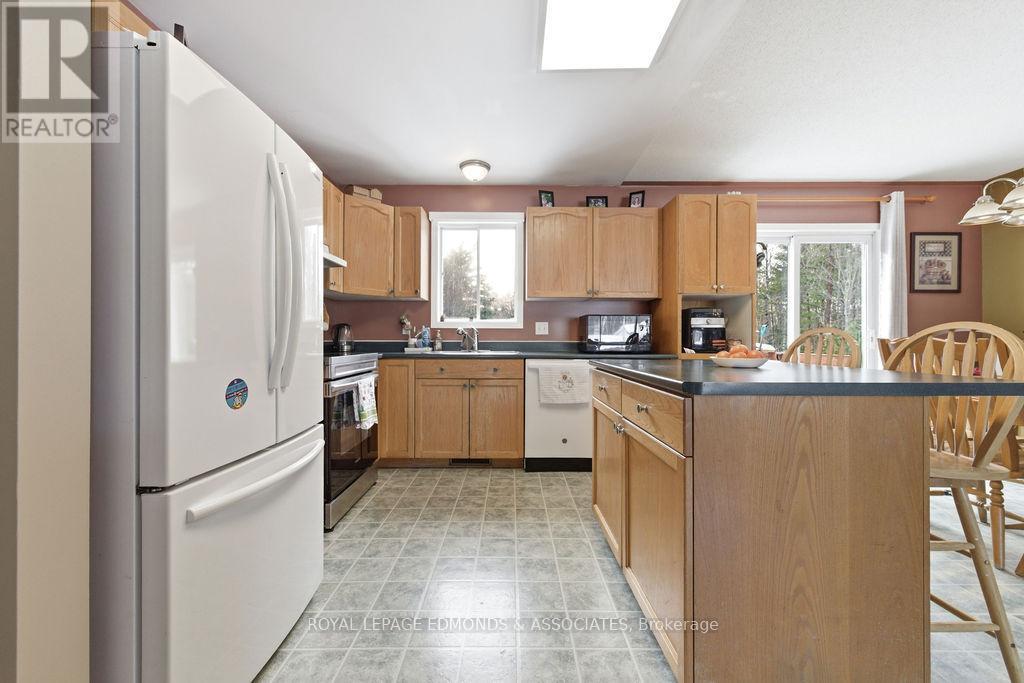 28 Bob Seguin Drive, Laurentian Hills, ON - Indoor Photo Showing Kitchen