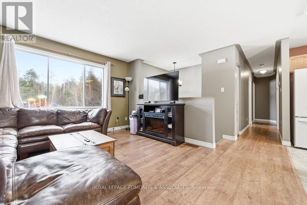 28 Bob Seguin Drive, Laurentian Hills, ON - Indoor Photo Showing Living Room