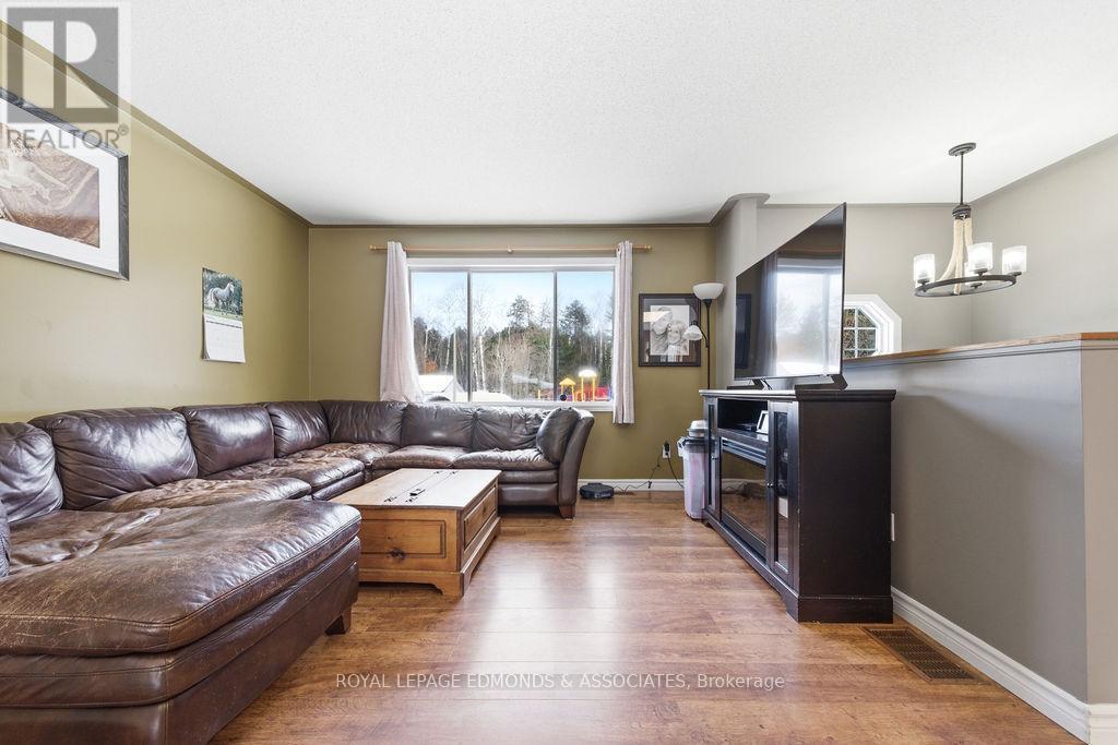 28 Bob Seguin Drive, Laurentian Hills, ON - Indoor Photo Showing Living Room