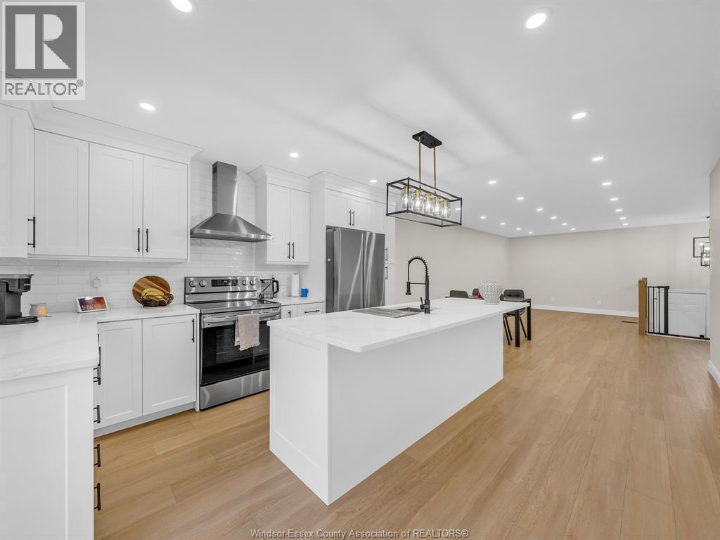 433 Rosewood, Lakeshore, ON - Indoor Photo Showing Kitchen With Upgraded Kitchen