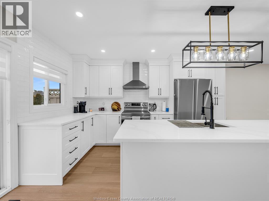 433 Rosewood, Lakeshore, ON - Indoor Photo Showing Kitchen With Upgraded Kitchen