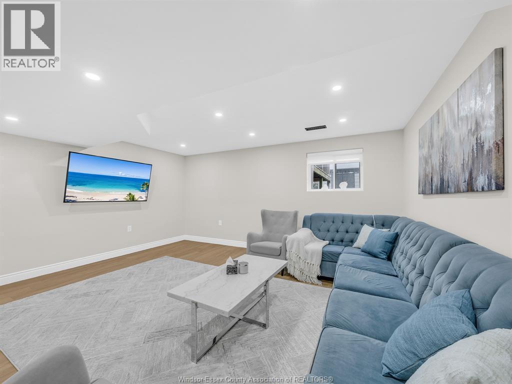 433 Rosewood, Lakeshore, ON - Indoor Photo Showing Living Room