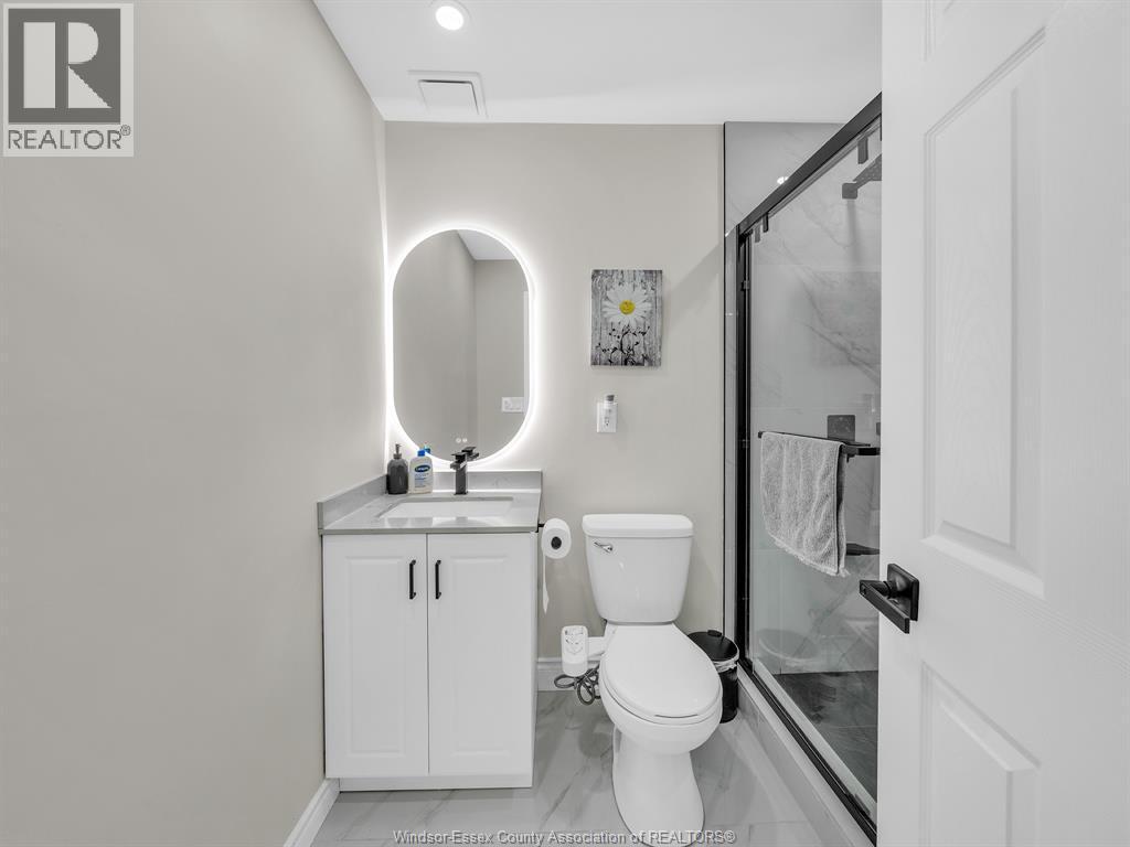 433 Rosewood, Lakeshore, ON - Indoor Photo Showing Bathroom