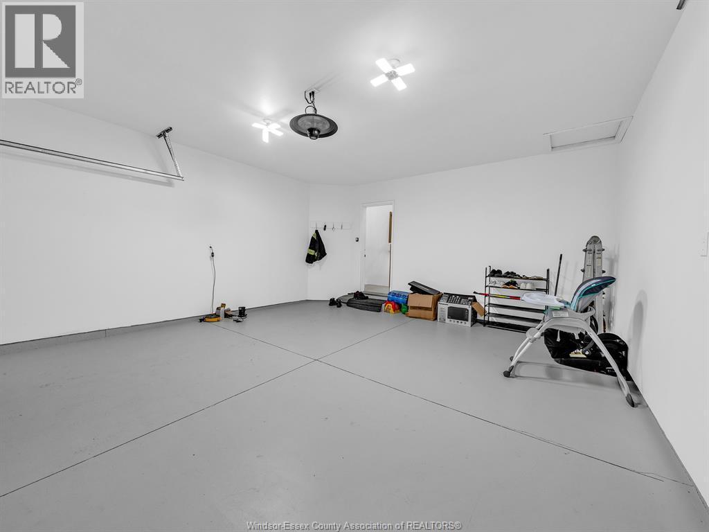 433 Rosewood, Lakeshore, ON - Indoor Photo Showing Garage