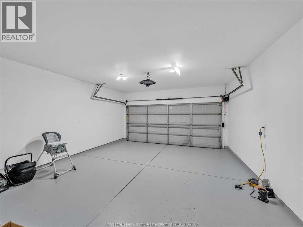 433 Rosewood, Lakeshore, ON - Indoor Photo Showing Garage