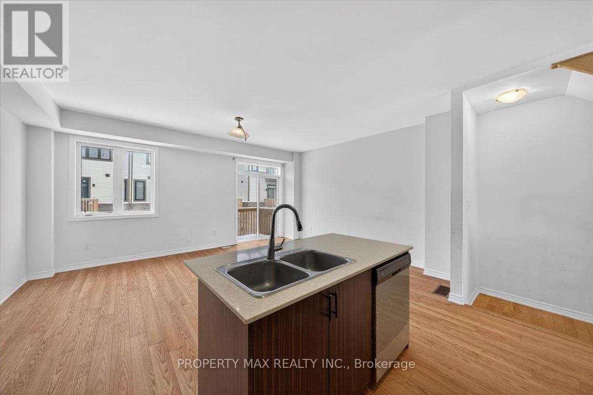 775 Chinook Path, Oshawa, ON - Indoor Photo Showing Kitchen With Double Sink
