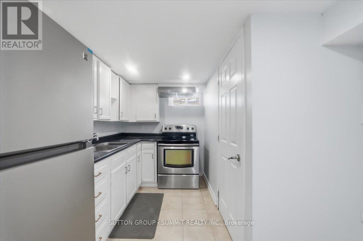22 Oak Street, Welland, ON - Indoor Photo Showing Kitchen With Double Sink