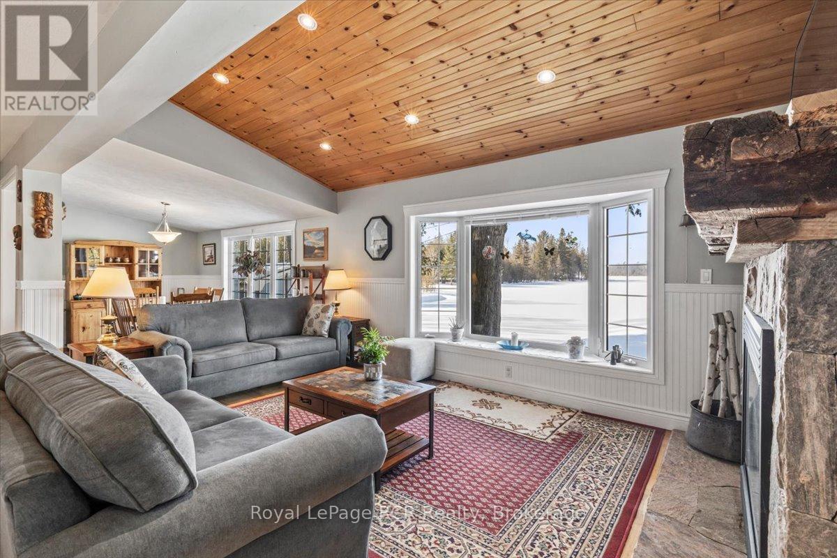 119 Kingston Drive, West Grey, ON - Indoor Photo Showing Living Room