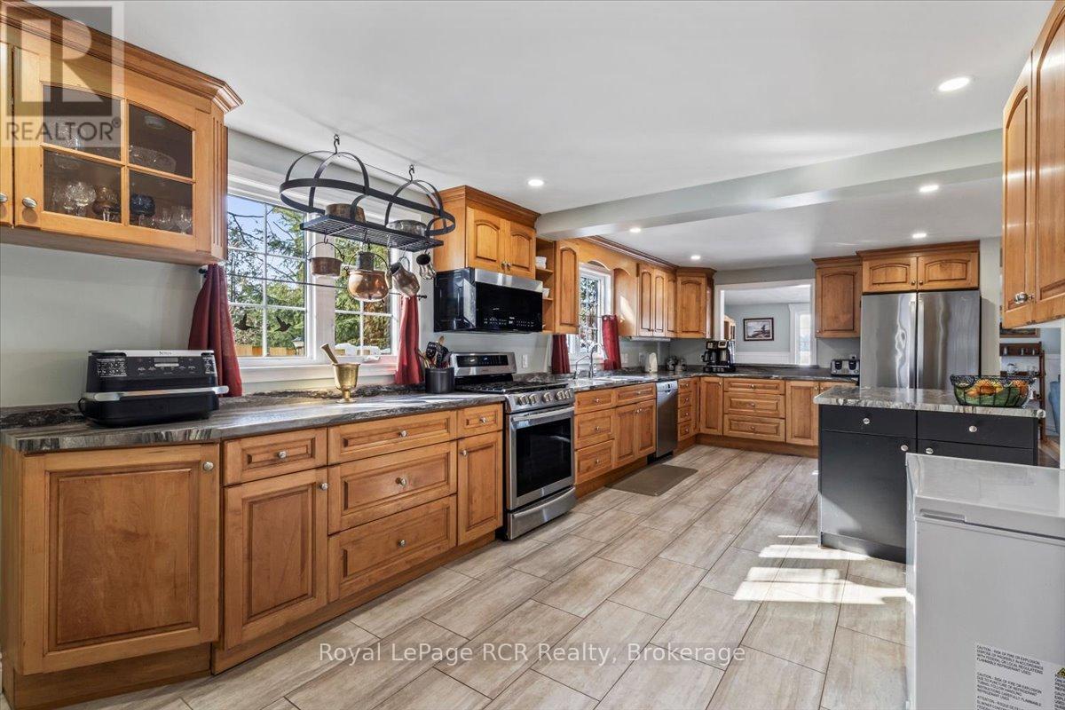 119 Kingston Drive, West Grey, ON - Indoor Photo Showing Kitchen