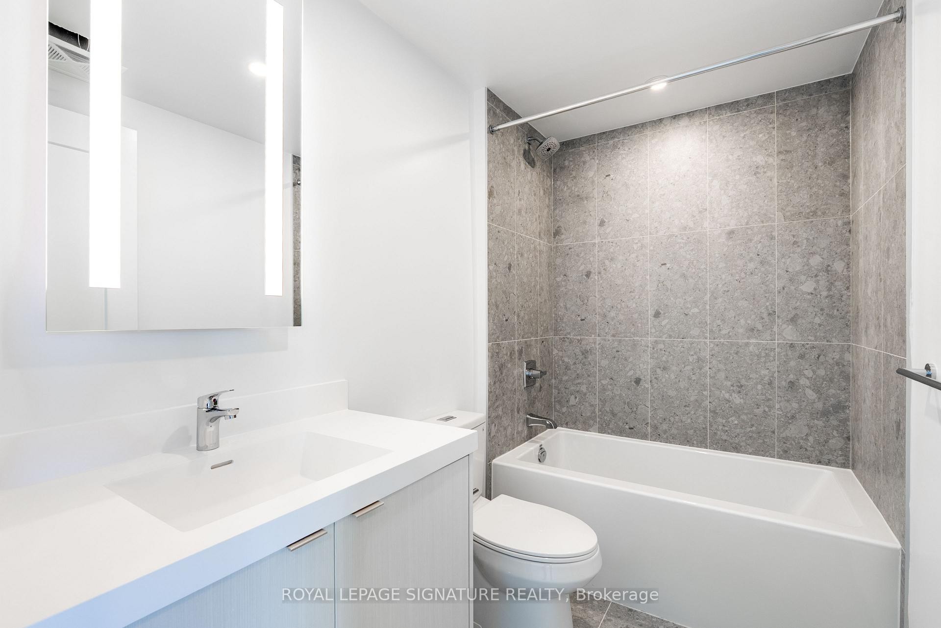 219-25 Cordova Avenue, Toronto, ON - Indoor Photo Showing Bathroom