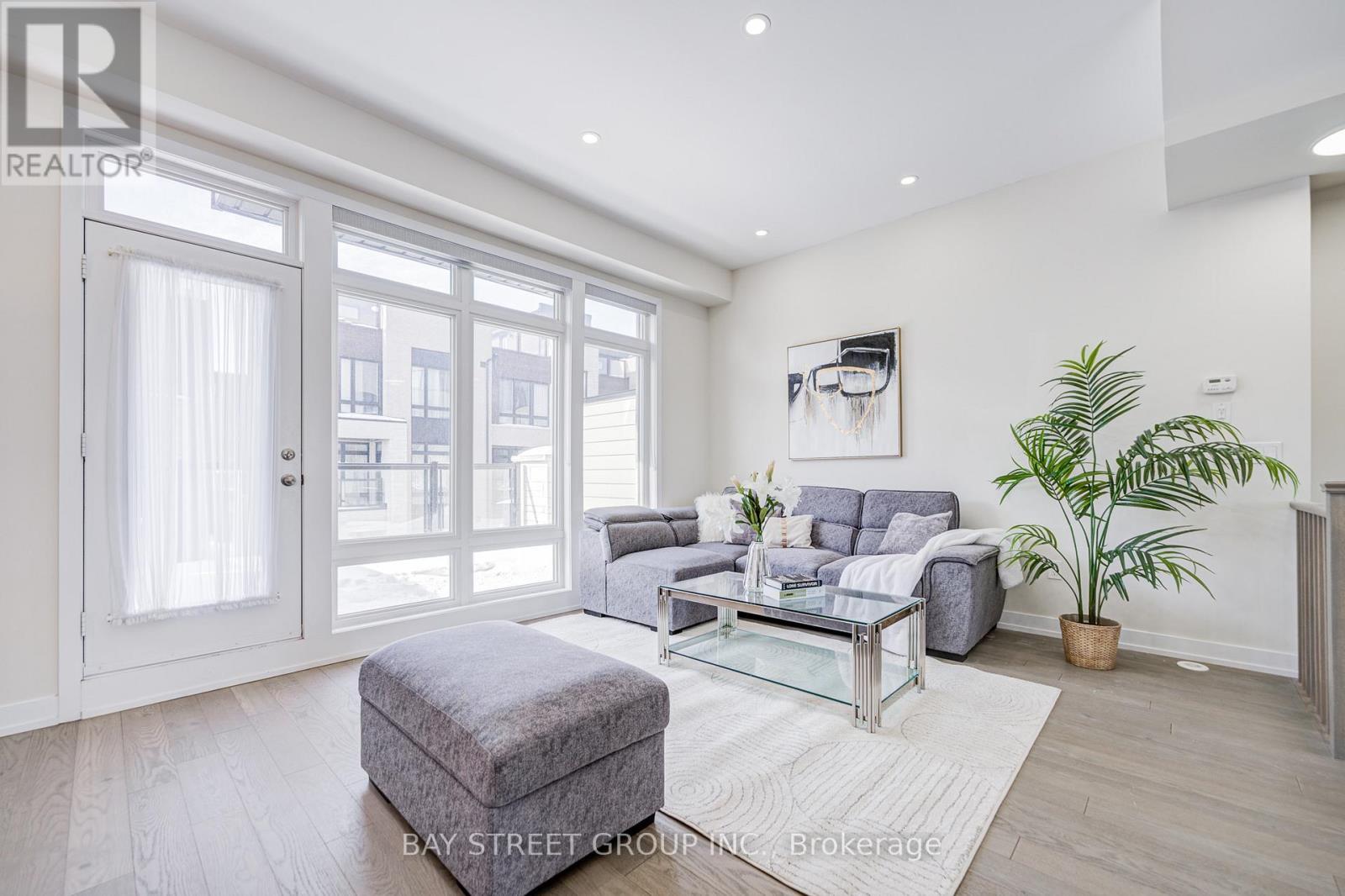 51 Credit Lane, Richmond Hill, ON - Indoor Photo Showing Living Room