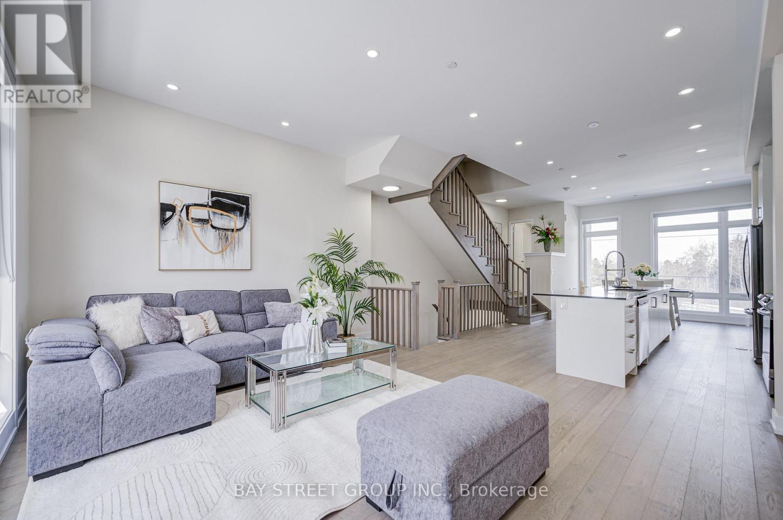 51 Credit Lane, Richmond Hill, ON - Indoor Photo Showing Living Room