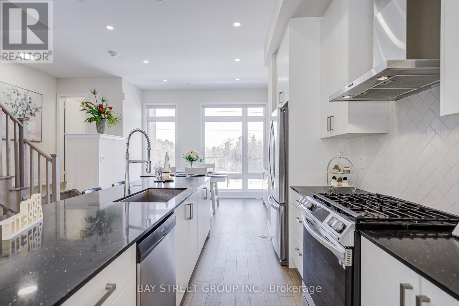 51 Credit Lane, Richmond Hill, ON - Indoor Photo Showing Kitchen With Upgraded Kitchen