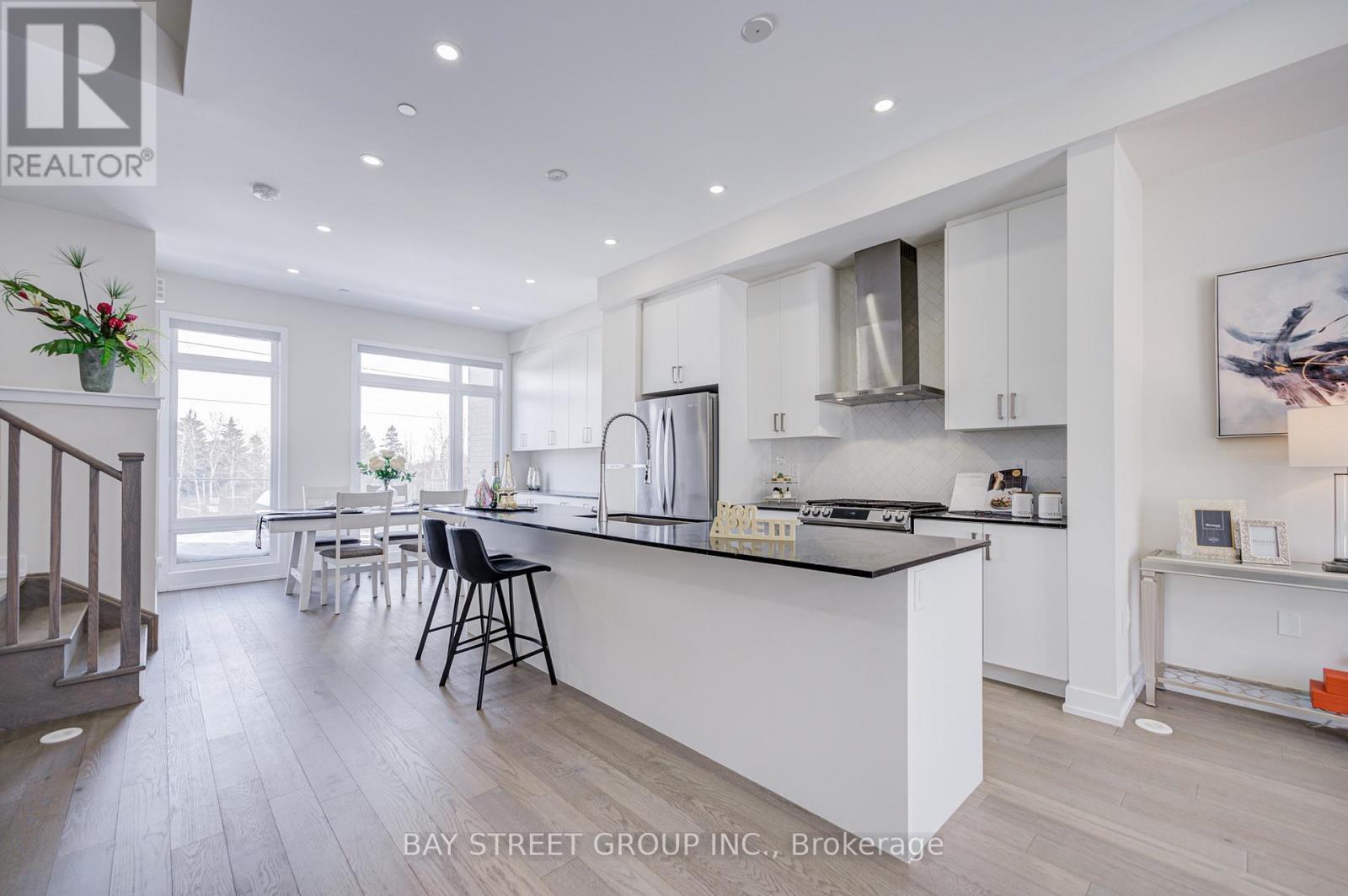 51 Credit Lane, Richmond Hill, ON - Indoor Photo Showing Kitchen With Upgraded Kitchen