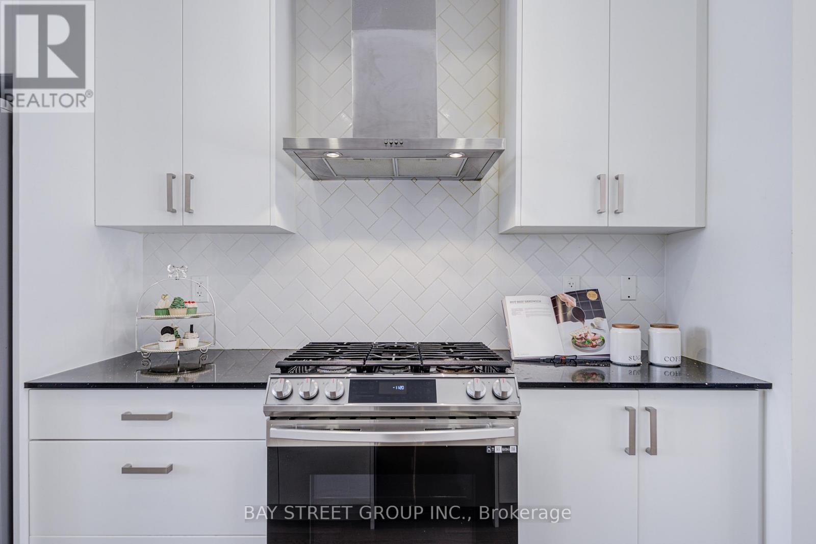 51 Credit Lane, Richmond Hill, ON - Indoor Photo Showing Kitchen With Upgraded Kitchen