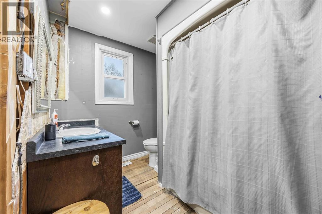 2346 Sydenham Avenue, St Clair, ON - Indoor Photo Showing Bathroom
