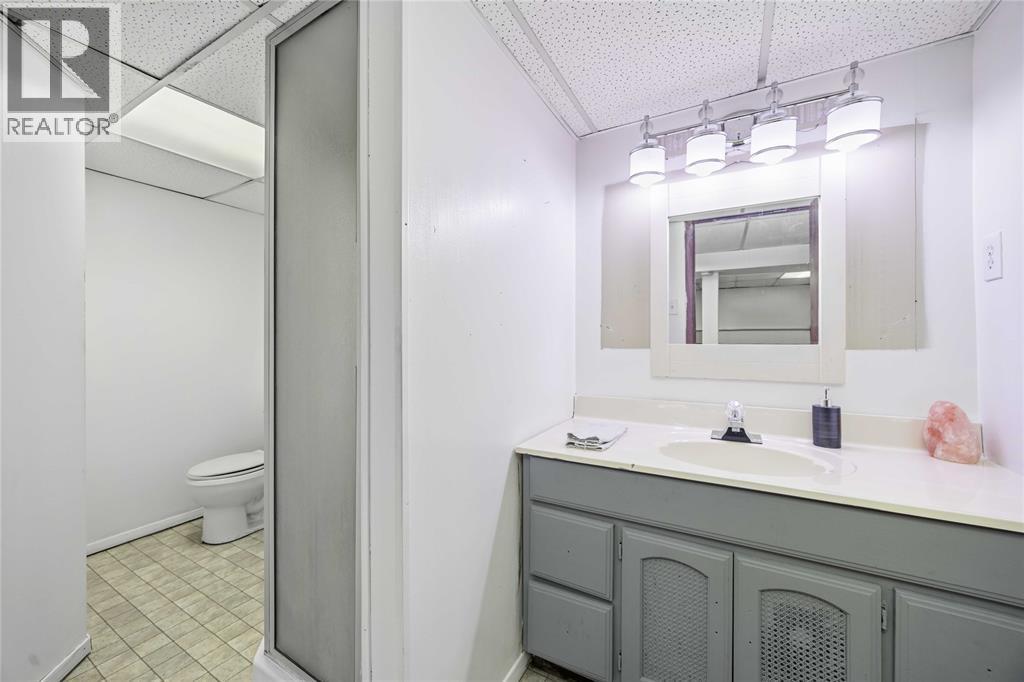 2346 Sydenham Avenue, St Clair, ON - Indoor Photo Showing Bathroom