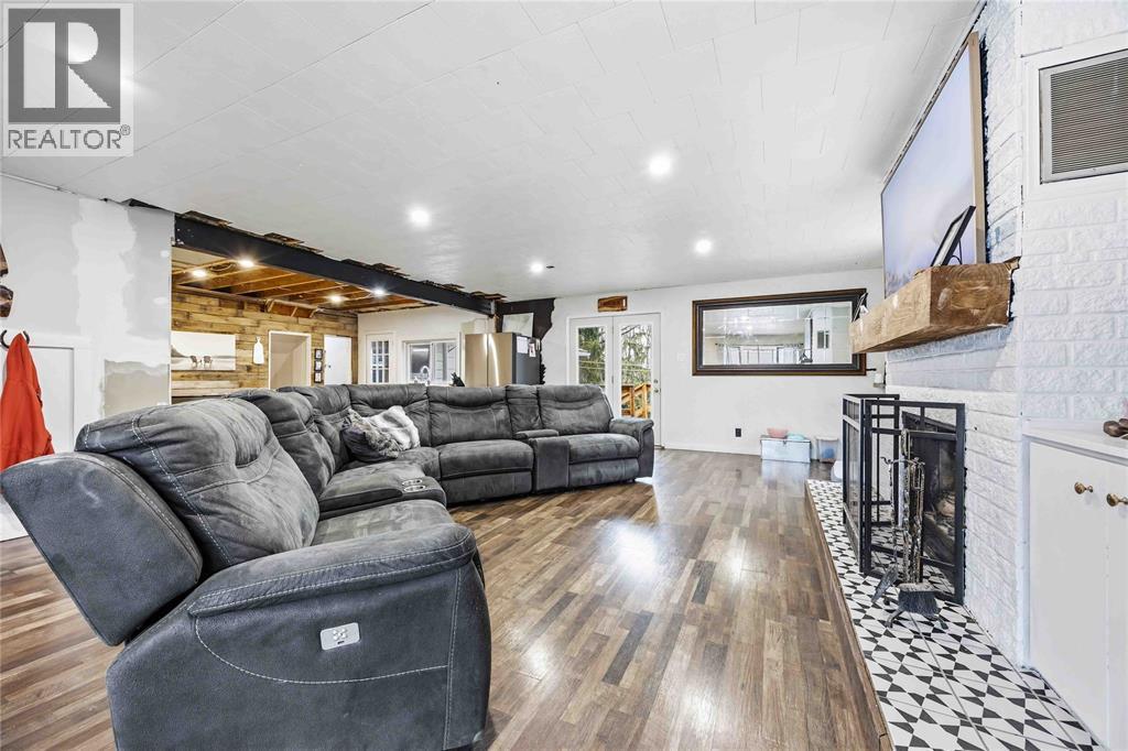 2346 Sydenham Avenue, St Clair, ON - Indoor Photo Showing Living Room