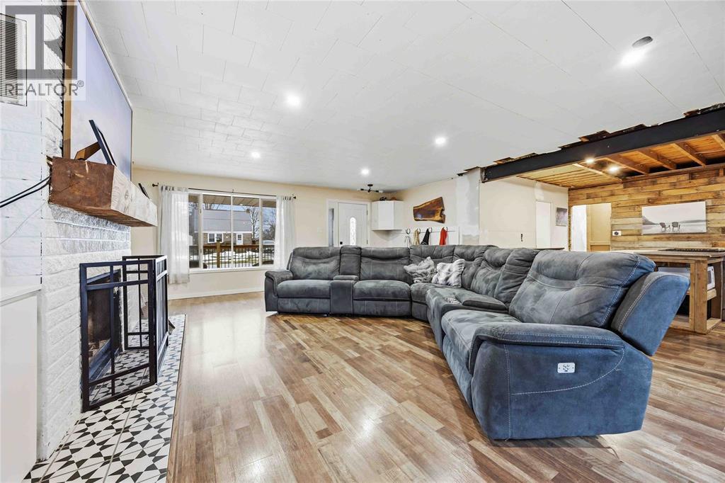 2346 Sydenham Avenue, St Clair, ON - Indoor Photo Showing Living Room